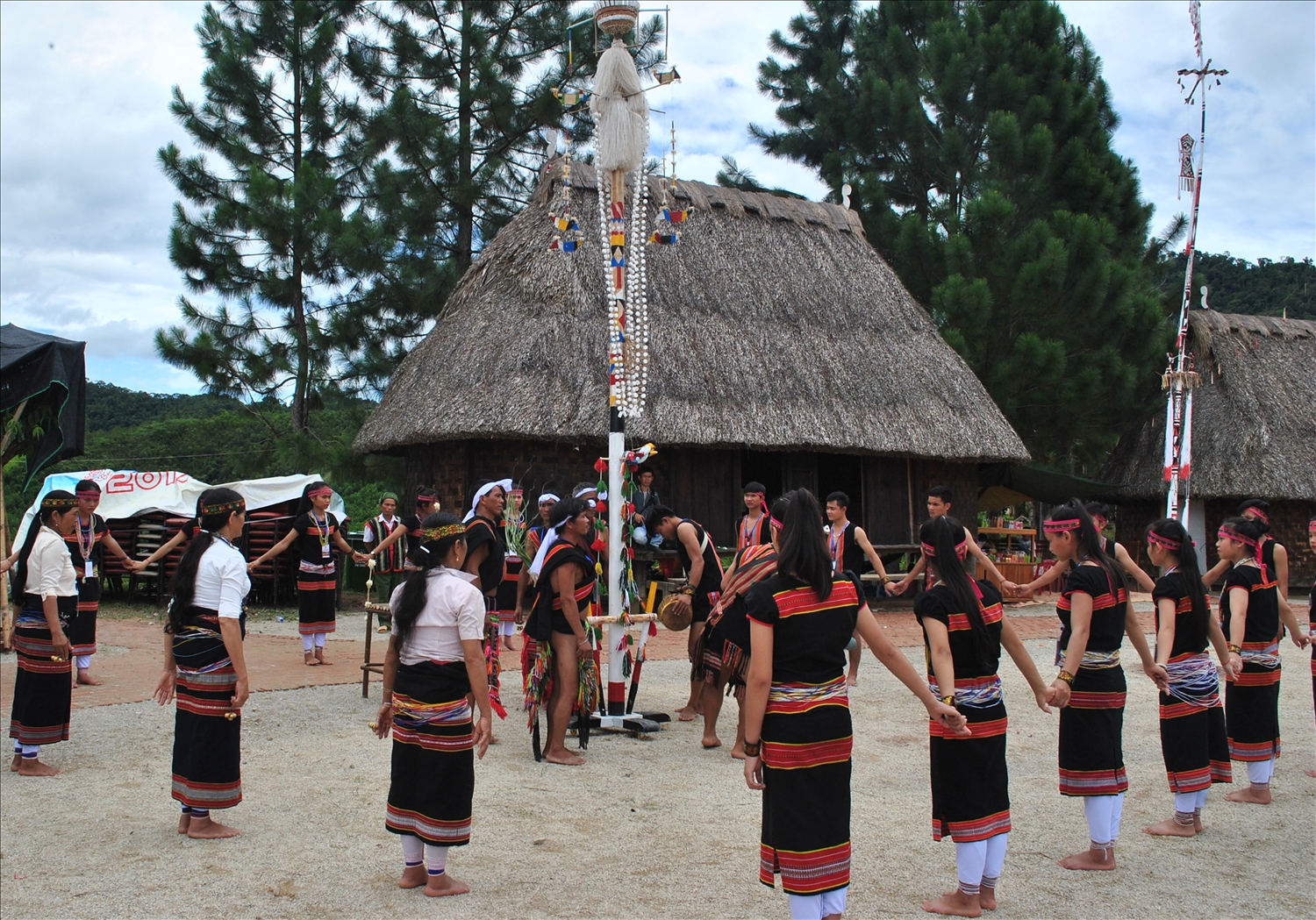 Người Giẻ Triêng thôn Lao Mưng tay nắm tay hoà cùng nhịp trống cồng chiêng và điệu múa xoang. 