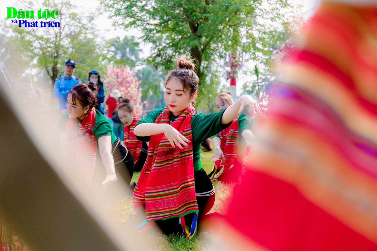 Trong lễ hội Then Kin Pang, các điệu múa, trò diễn tạo nên tính hấp dẫn, vui nhộn như điệu múa 