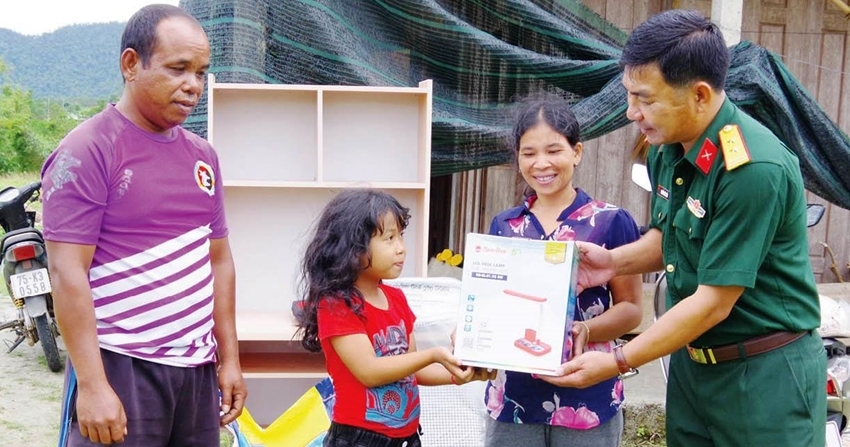 (BCD- Tin CĐ Thông tin đối ngoại) Thừa Thiên - Huế: Hơn 250 học sinh được nhận hỗ trợ từ chương trình "Chắp cánh ước mơ cho trẻ em nghèo vùng biên giới" 1