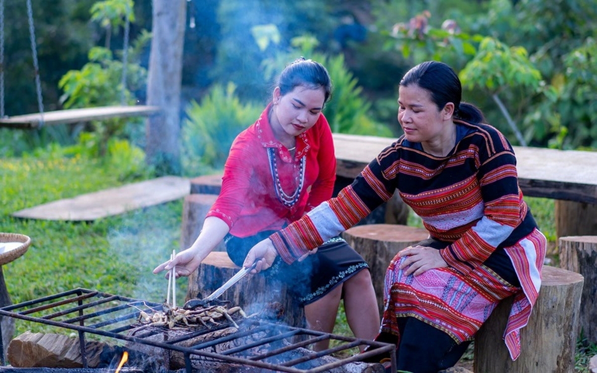 Chị Phạm Thị Kênh (bên phải) chuẩn bị các món đặc sản địa phương để phục vụ du khách.