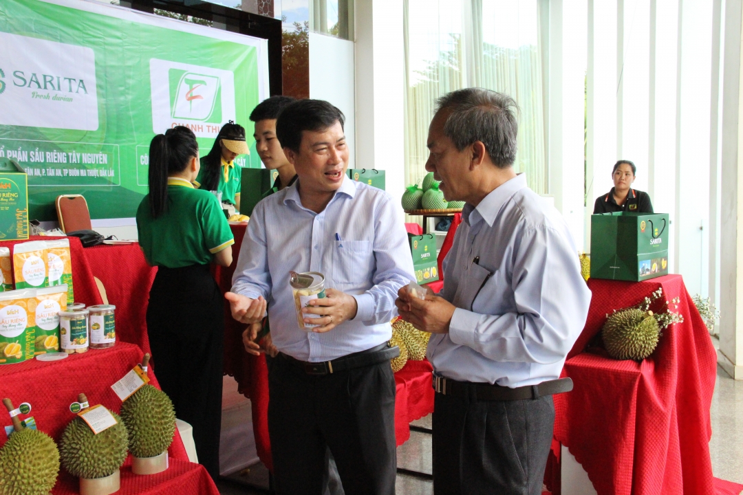 Gian hàng giới thiệu về các sản phẩm từ quả sầu riêng của các doanh nghiệp trẻ trên địa bàn huyện Krông Pắc.