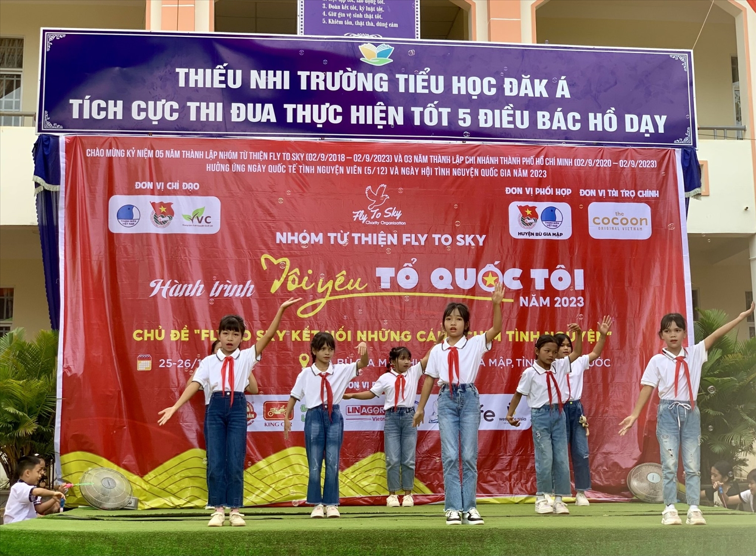 Tiết mục văn nghệ chào mừng đến từ các bạn học sinh Trường Tiểu học Đăk Á, xã Bù Gia Mập, huyện Bù Gia Mập, tỉnh Bình Phước