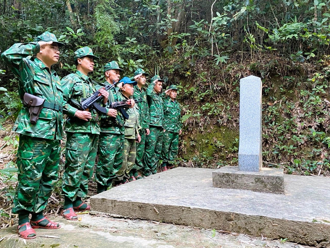 Đội hình tuần tra Đồn Biên phòng Thông Thụ, BĐBP Nghệ An tại cột mốc số 360 biên giới Việt Nam - Lào.