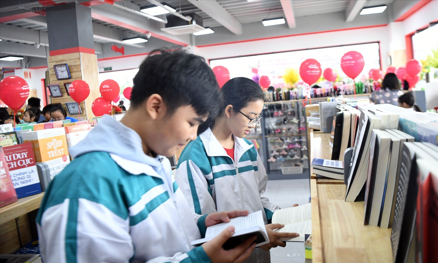 Nhiều học sinh tham quan và mua các sản phẩm tại Nhà sách Tiền Phong