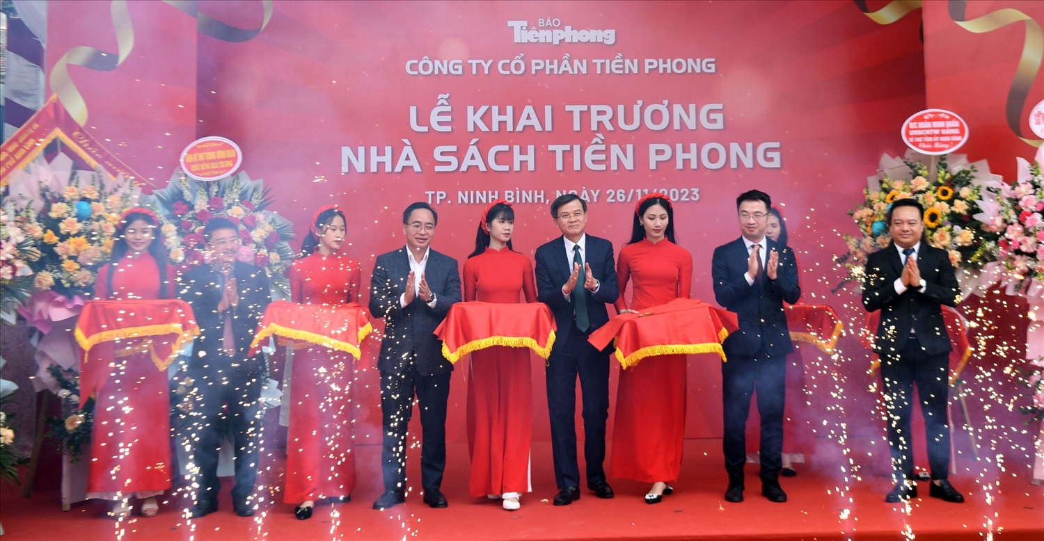 Ông Đoàn Minh Huấn - Bí thư Tỉnh ủy Ninh Bình (thứ 6 từ trái sang) dự Lễ khai trương Nhà sách Tiền Phong