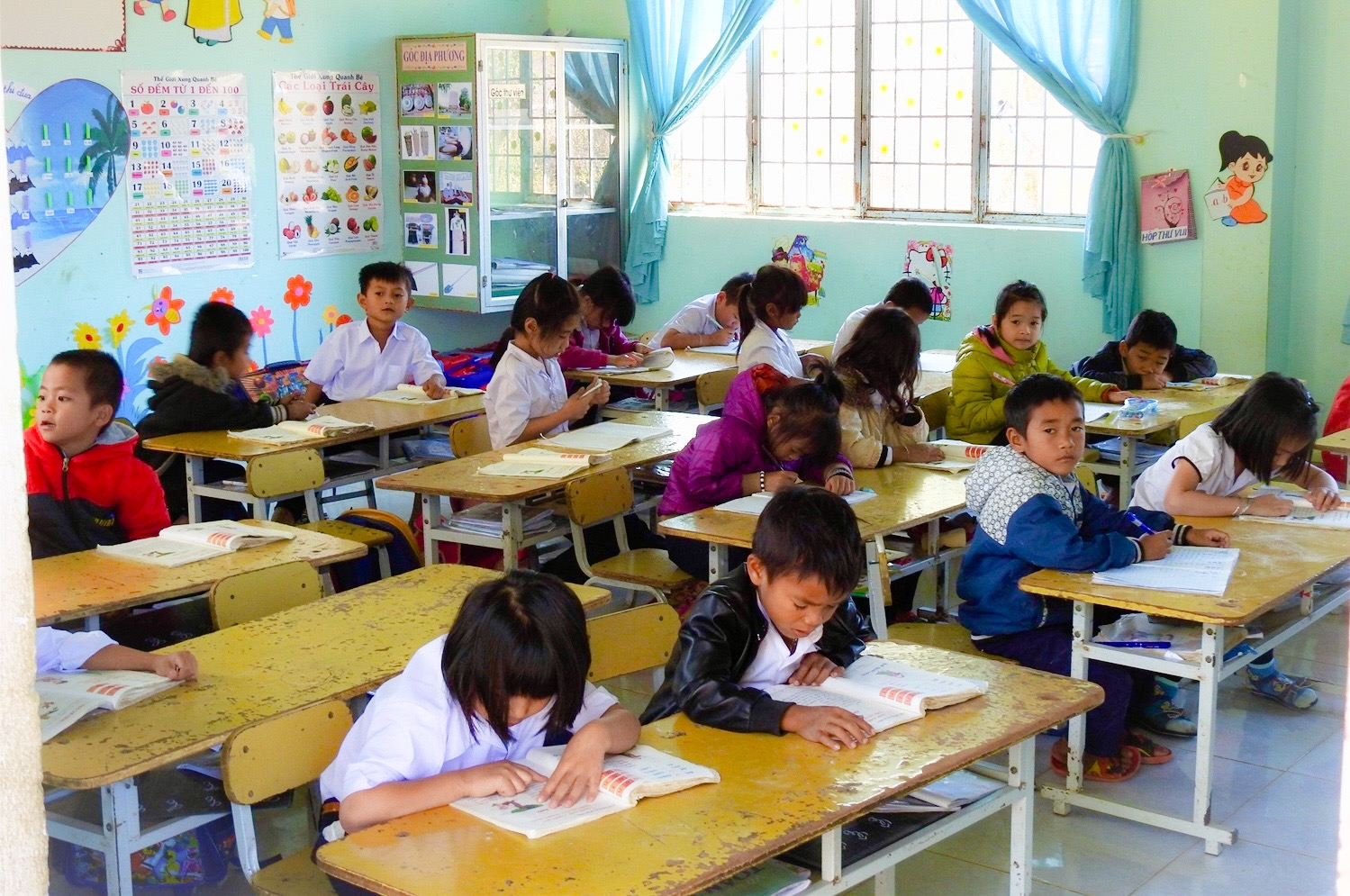 Học sinh Brâu thôn Đắk Mế được học trong ngôi trường kiên cố
