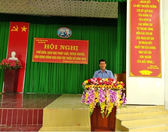 Ông Kiên Ninh, Trưởng Ban Dân tộc tỉnh báo cáo tại Hội nghị. (Ảnh BDT) 