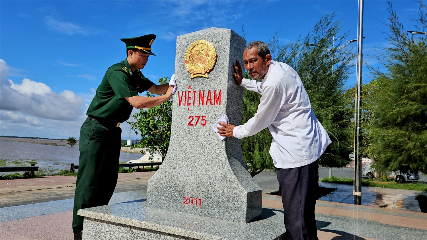 Ông Chau Che thường xuyên tham gia cùng cán bộ, chiến sĩ Đồn Biên phòng Cửa khẩu quốc tế Tịnh Biên tuần tra bảo vệ biên giới. (Ảnh Thành Hưng)