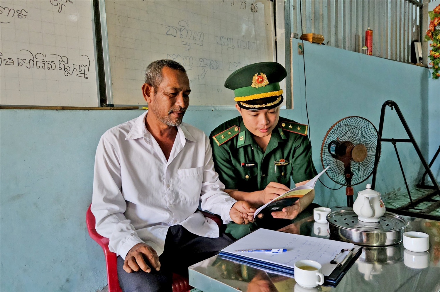 Ông Chau Che tích cực cùng với cán bộ, chiến sĩ Đồn Biên phòng, các ban, ngành, đoàn thể của phường Tịnh Biên thực hiện tốt công tác tuyên truyền các văn bản pháp luật về biên giới quốc gia