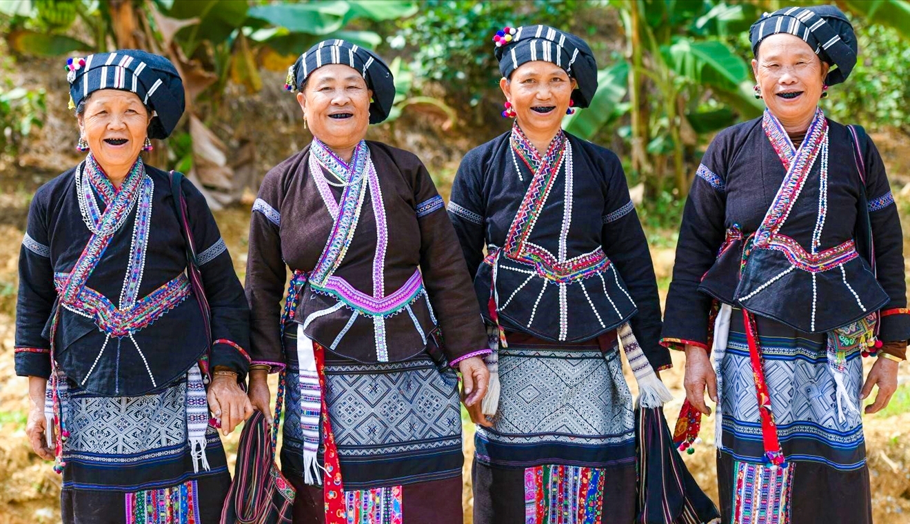 Phụ nữ dân tộc Lự trong trang phục truyền thống