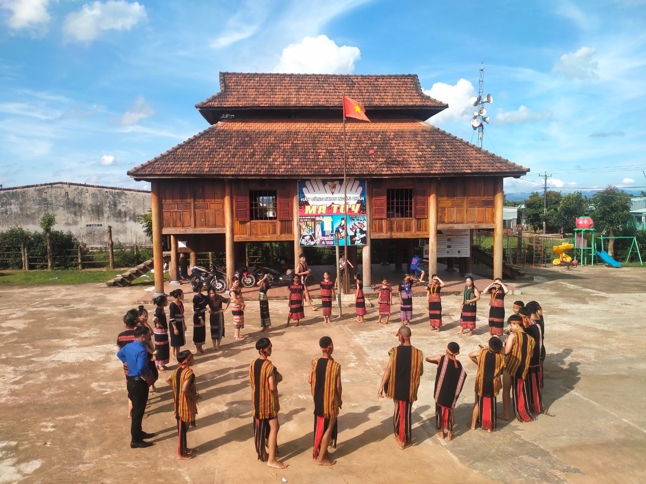 Nhà sàn truyền thống là nơi sinh hoạt văn hóa, diễn ra các lễ hội quan trọng của người Brâu