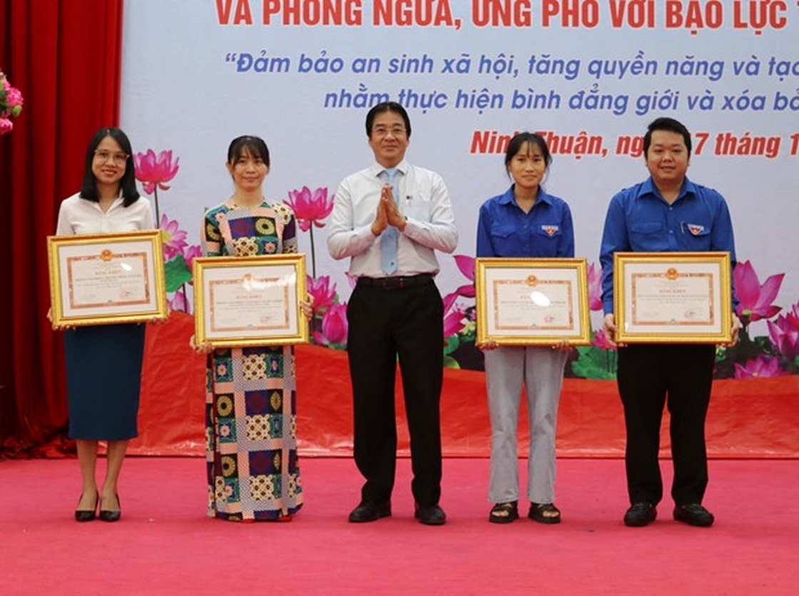Lãnh đạo UBND tỉnh Ninh Thuận tặng Bằng khen cho các tập thể có thành tích xuất sắc trong thực hiện chiến lược Quốc gia về bình đẳng giới tỉnh Ninh Thuận năm 2023