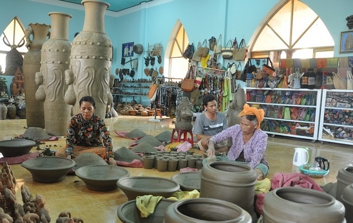 Phụ nữ dân tộc Chăm tại làng nghề gốm Bàu Trúc, huyện Ninh Phước, Ninh Thuận