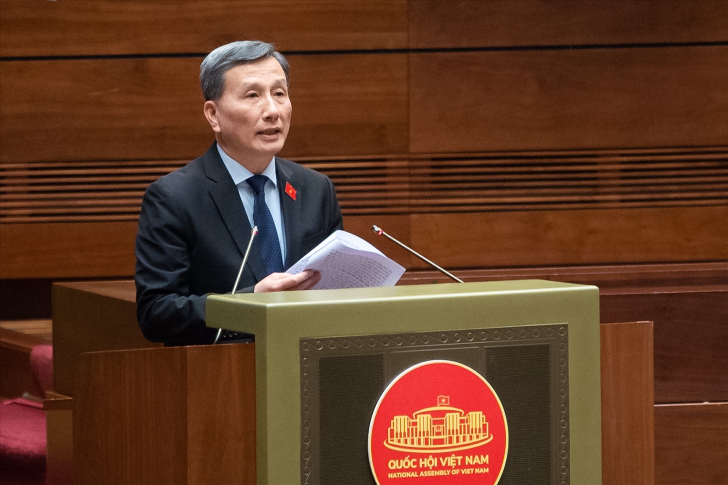 Chủ nhiệm Ủy ban KHCN&MT Lê Quang Huy trình bày Báo cáo