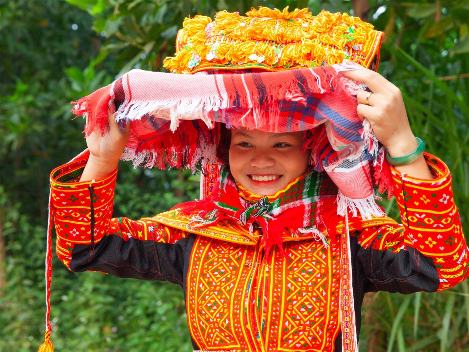 Cô gái Dao rạng rỡ trong bộ trang phục truyền thống của dân tộc 