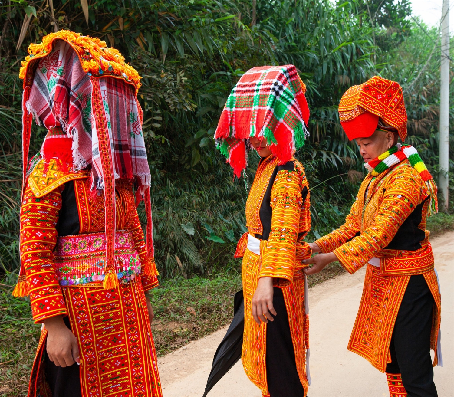 Phụ nữ Dao Lô Găng, huyện Ba Chẽ (Quảng Ninh) sửa sang lại trang phục cho nhau