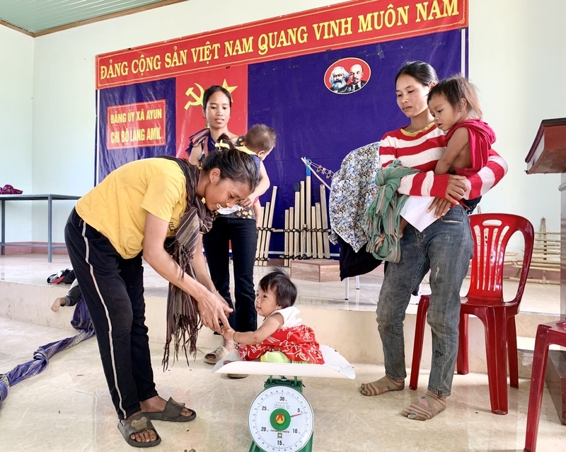 Các bà mẹ kiểm tra cân nặng cho trẻ tại Mô hình chăm sóc sức khỏe dinh dưỡng 1.000 ngày đầu đời ở xã Ayun