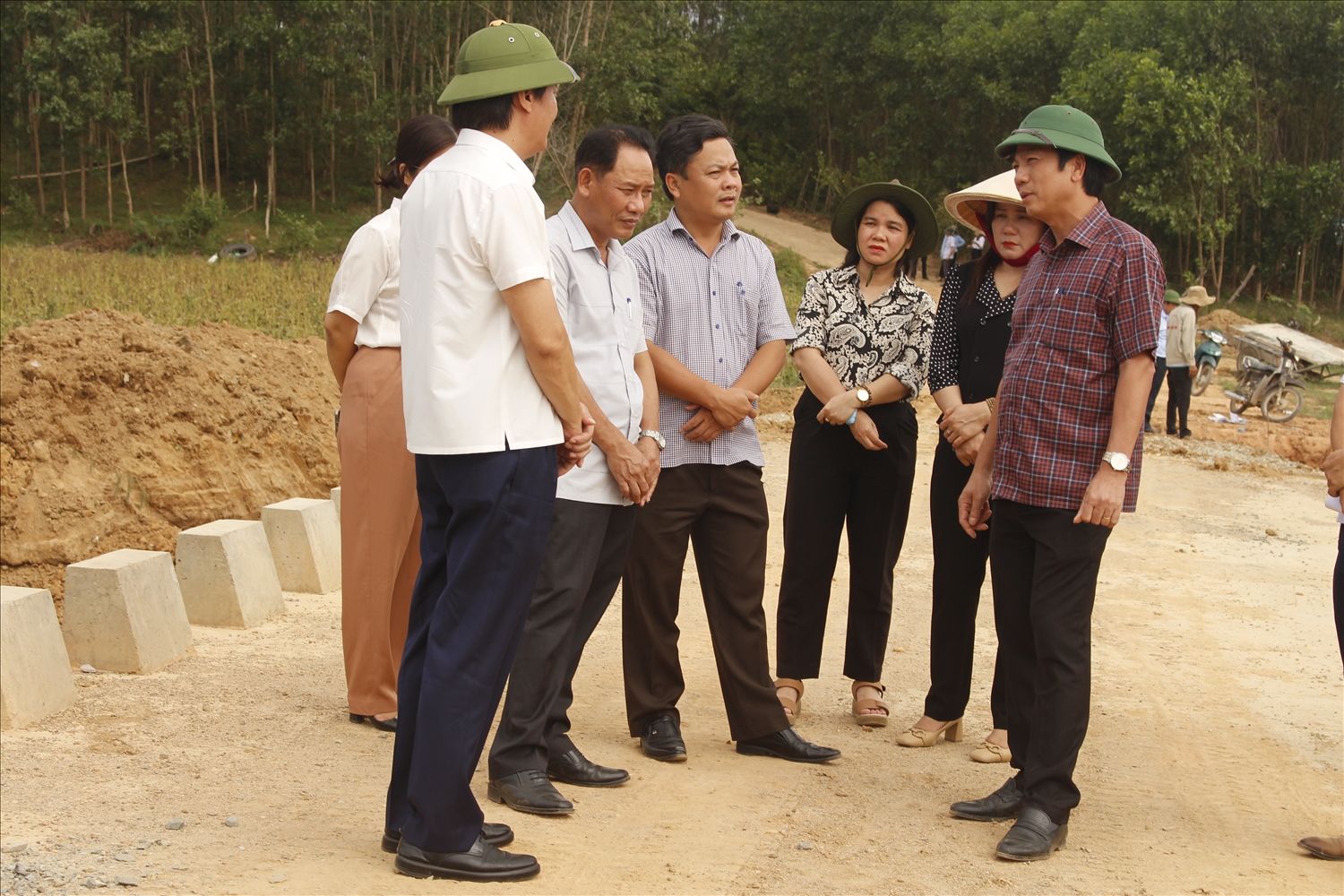 Phó Chủ tịch UBND tỉnh Hoàng Nam kiểm tra thực địa công trình thi công xây dựng đường giao thông nội đồng thôn Mai Sơn, xã Ba Lòng, huyện Đakrông
