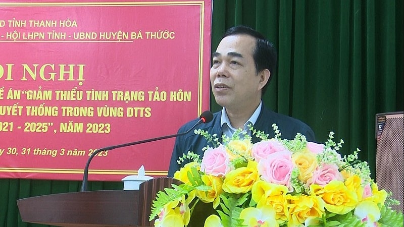 Ông Cầm Bá Tường, Phó trưởng Ban Dân tộc tỉnh Thanh Hóa phát biểu tại hội nghị tuyên truyền về tảo hôn và hôn nhân cận huyết thống tại các huyện miền núi