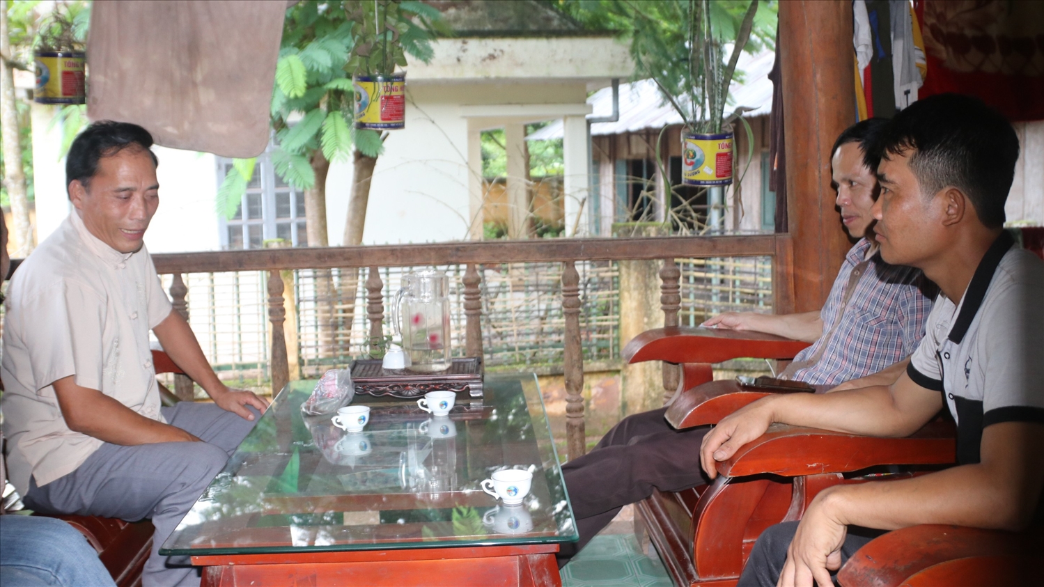 Ông Giàng A Ly, Chủ tịch UBND xã Nậm Kè, huyện Mường Nhé, tỉnh Điện Biên (bìa trái) đang trao đổi về những đổi thay của đồng bào dân tộc Cống