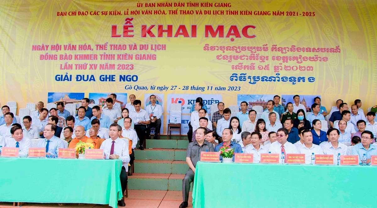 Các đại biểu tham dự lễ khai mạc Ngày hội Văn hóa, Thể thao và Du lịch đồng bào Khmer tỉnh Kiên Giang lần thứ 15