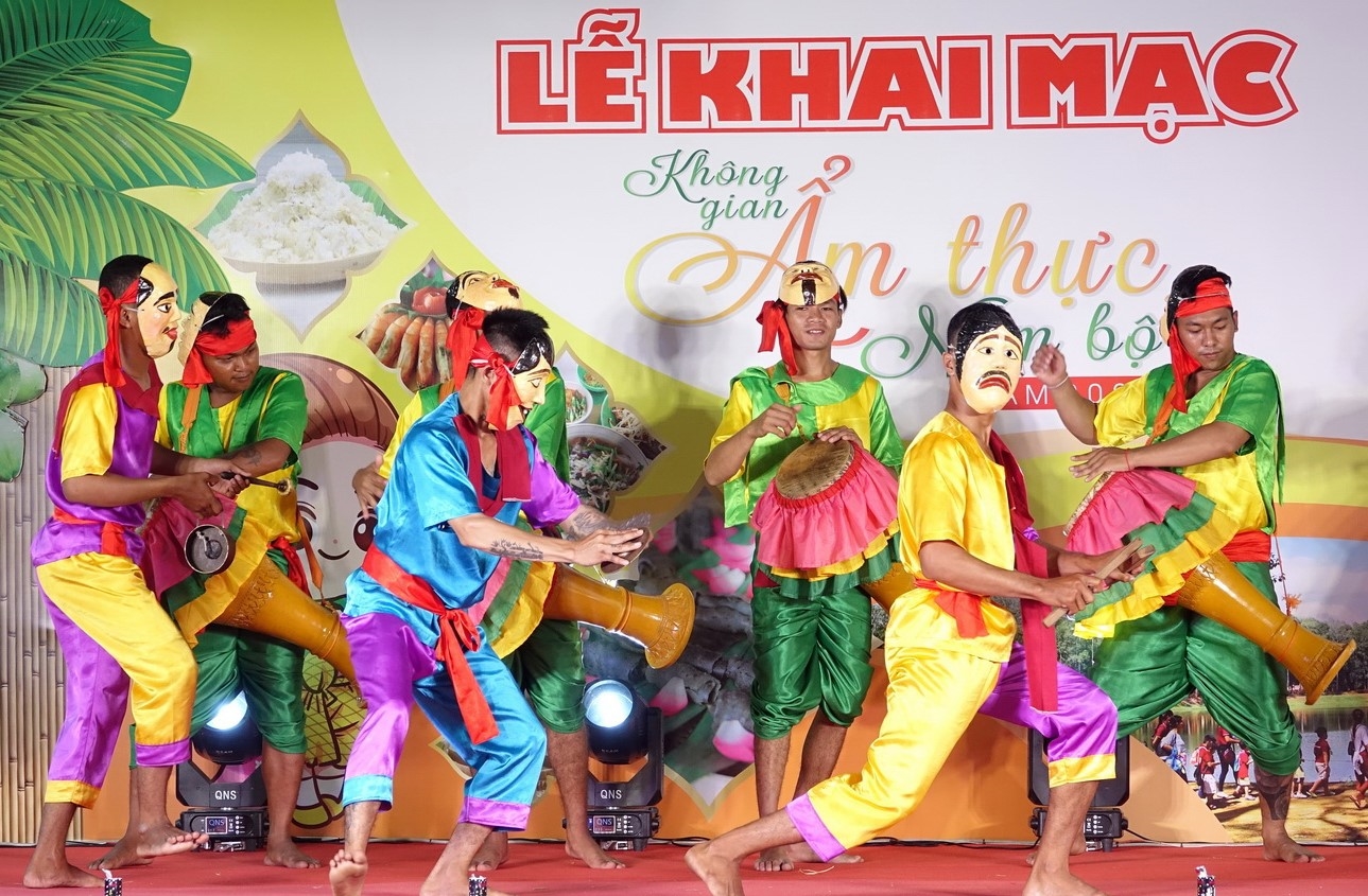 Biểu diễn nghệ thuật truyền thống Khai mạc Không giam Ẩm thực Nam bộ, nằm trong chuỗi hoạt động của "Tuần lễ Văn hóa, Du lịch - Liên hoan Ẩm thực Nam Bộ gắn với Lễ hội Ok Om Bok tỉnh Trà Vinh năm 2023"