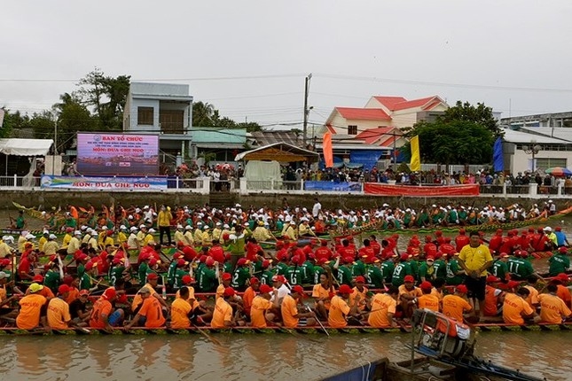 Đua ghe Ngo là hoạt động không thể thiếu của Lễ hội Ok Om Bok, đồng thời là điểm nhấn thu hút đông đảo đồng bào trong và ngoài tỉnh tham gia hàng năm