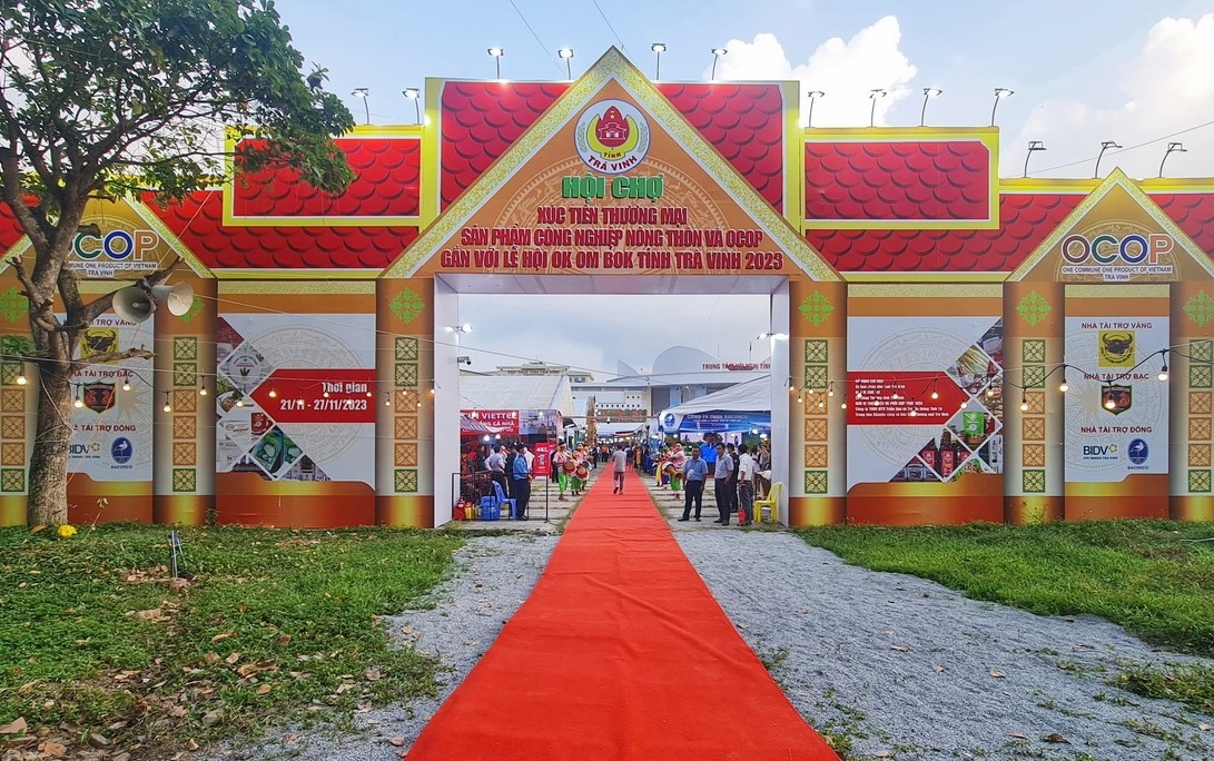 Hội chợ xúc tiến thương mại được tổ chức trong dịp Lễ hội là nơi để tỉnh Trà Vinh có thể đẩy mạnh quảng bá các sản phẩm đặc trưng của địa phương