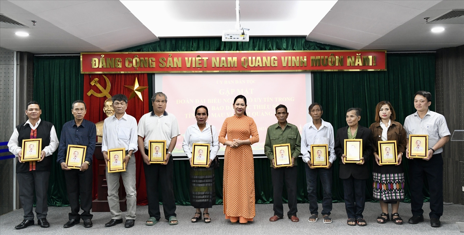 Thứ trưởng, Phó Chủ nhiệm UBDT Nông Thị Hà tặng quà cho các đại biểu Người có uy tín tỉnh Quảng Bình