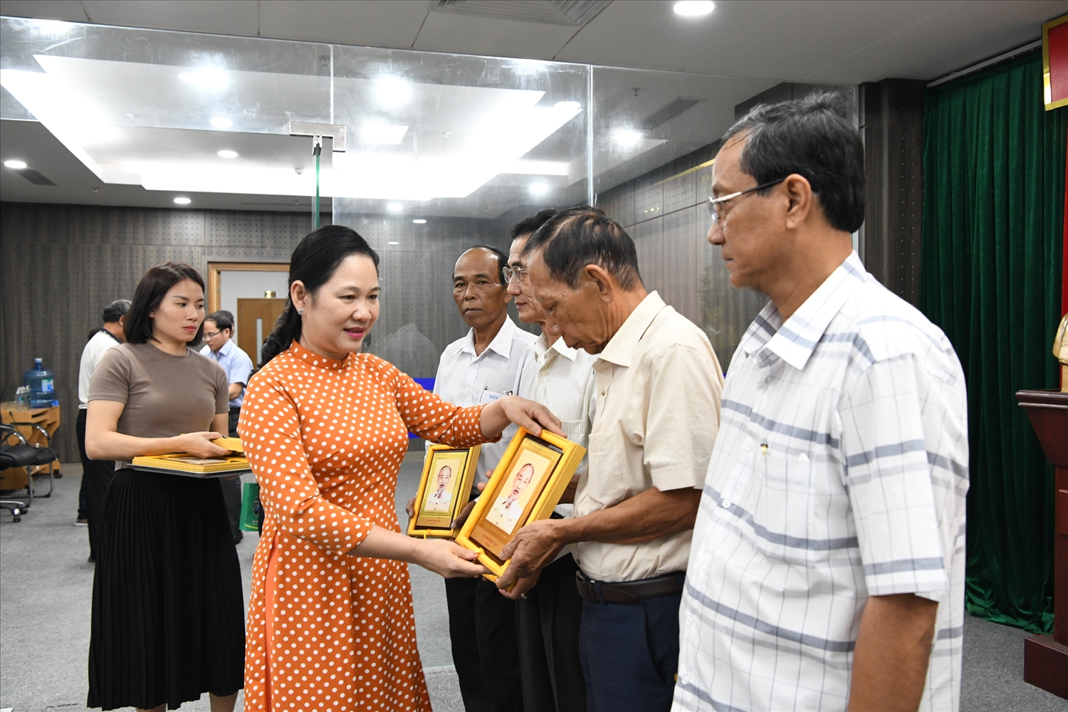 Thứ trưởng, Phó Chủ nhiệm Nông Thị Hà tặng món quà ý nghĩa của Ủy ban Dân tộccho các đại biểu