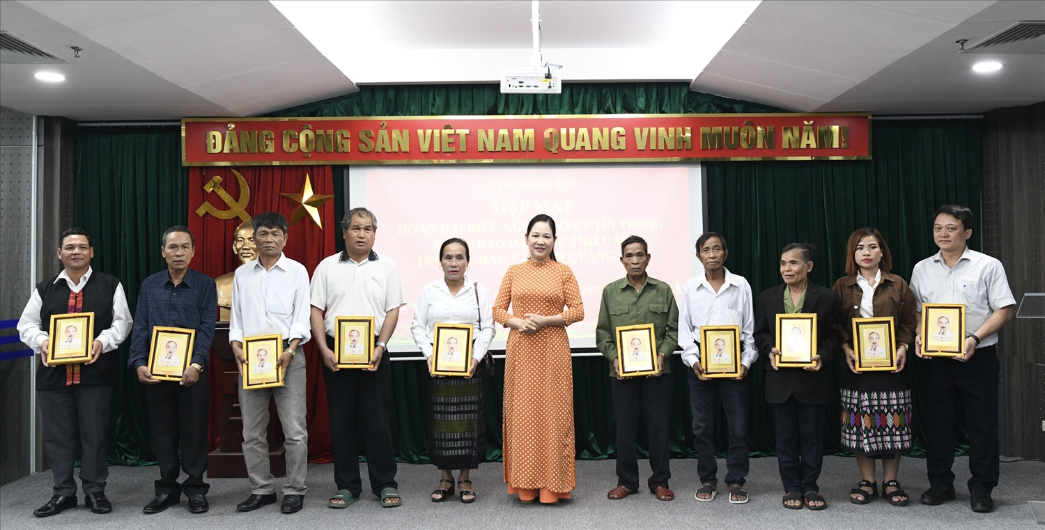 Thứ trưởng, Phó Chủ nhiệm UBDT Nông Thị Hà tặng quà của UBDT cho các đại biểu Người có uy tín tỉnh Quảng Bình nhân dịp đoàn ra thăm quan, học tập và gặp mặt Lãnh đạo Ủy ban Dân tộc tại Thủ đô Hà Nội
