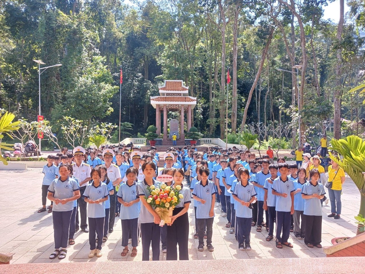 Học sinh tham quan tại Khu di tích căn cứ Tỉnh ủy Bình Thuận trong kháng chiến chống Mỹ