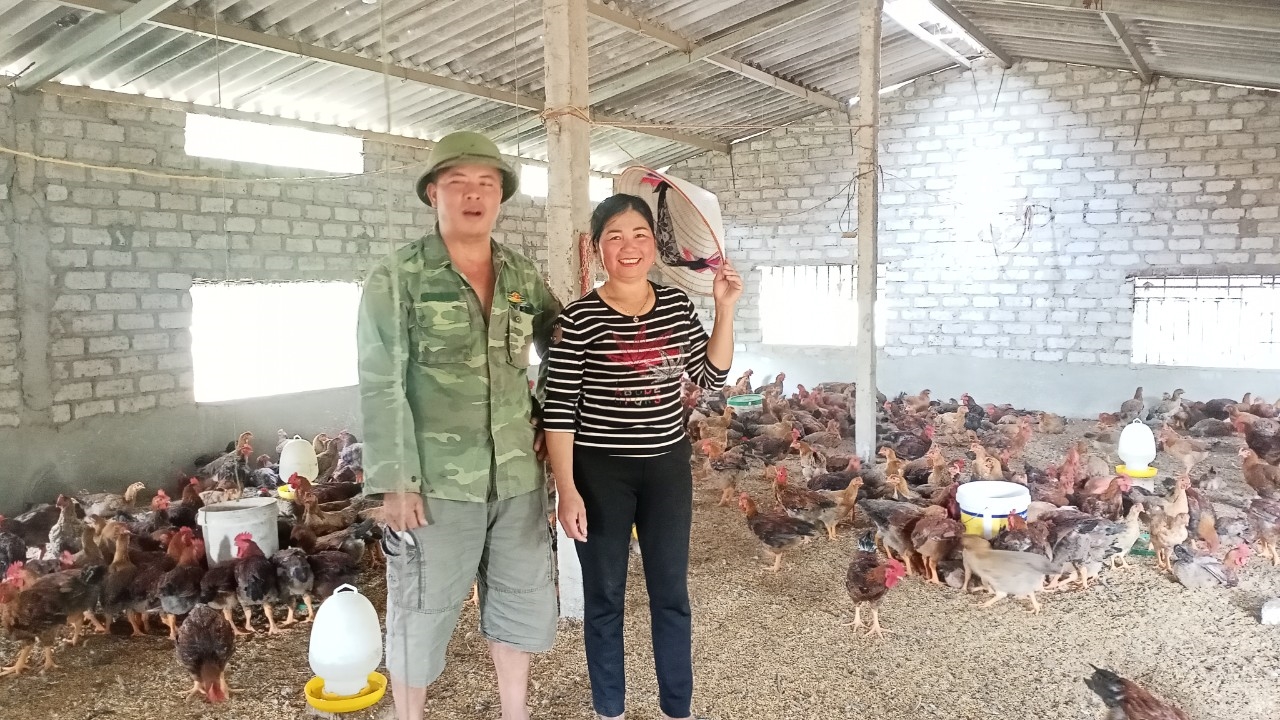 Vợ chồng chị Liên tại trang trại gà của gia đình