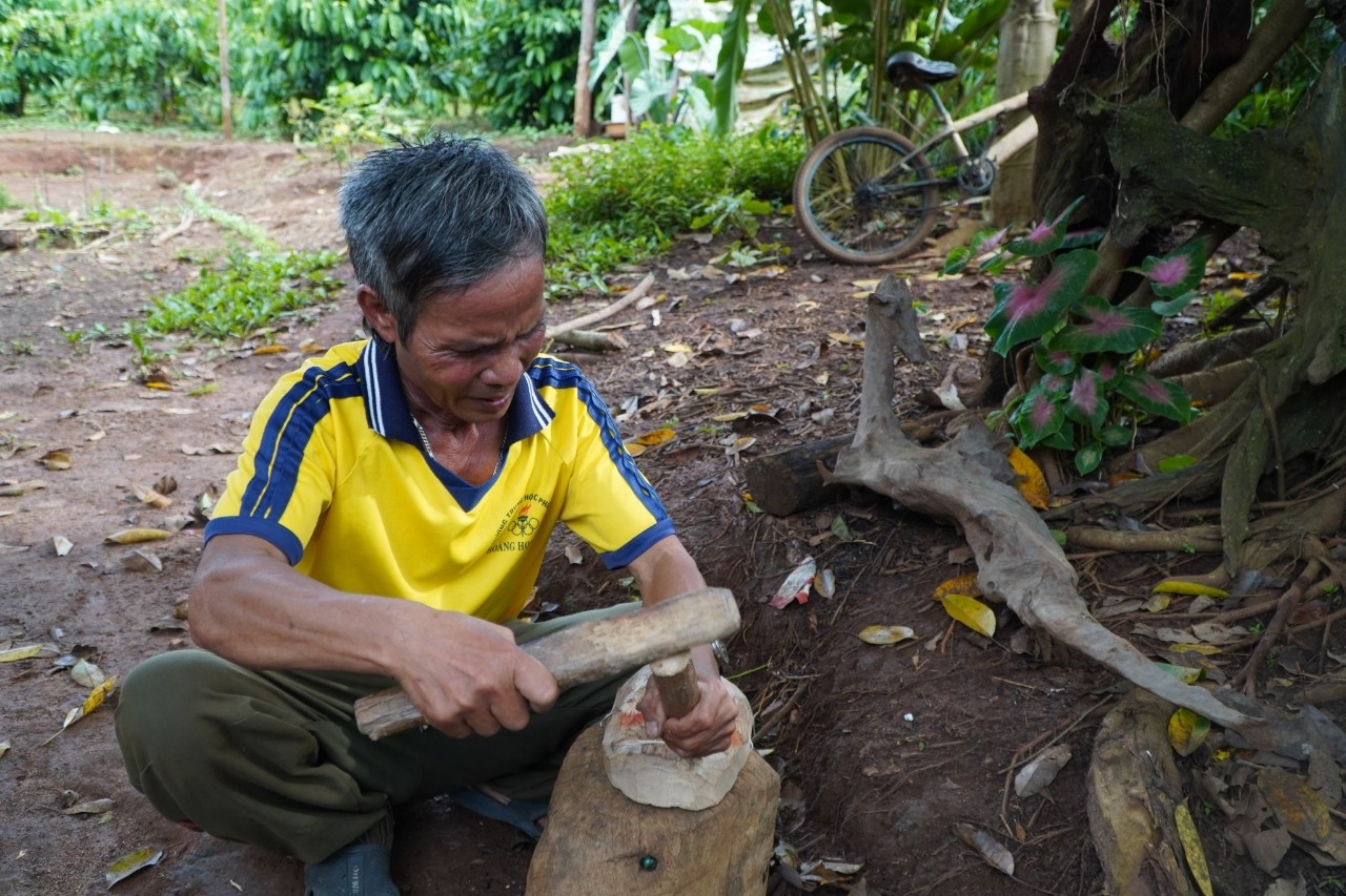Ông A Yứk là người duy nhất ở xã Ia Chim, TP Kon Tum giữ nghề đẽo mặt nạ gỗ