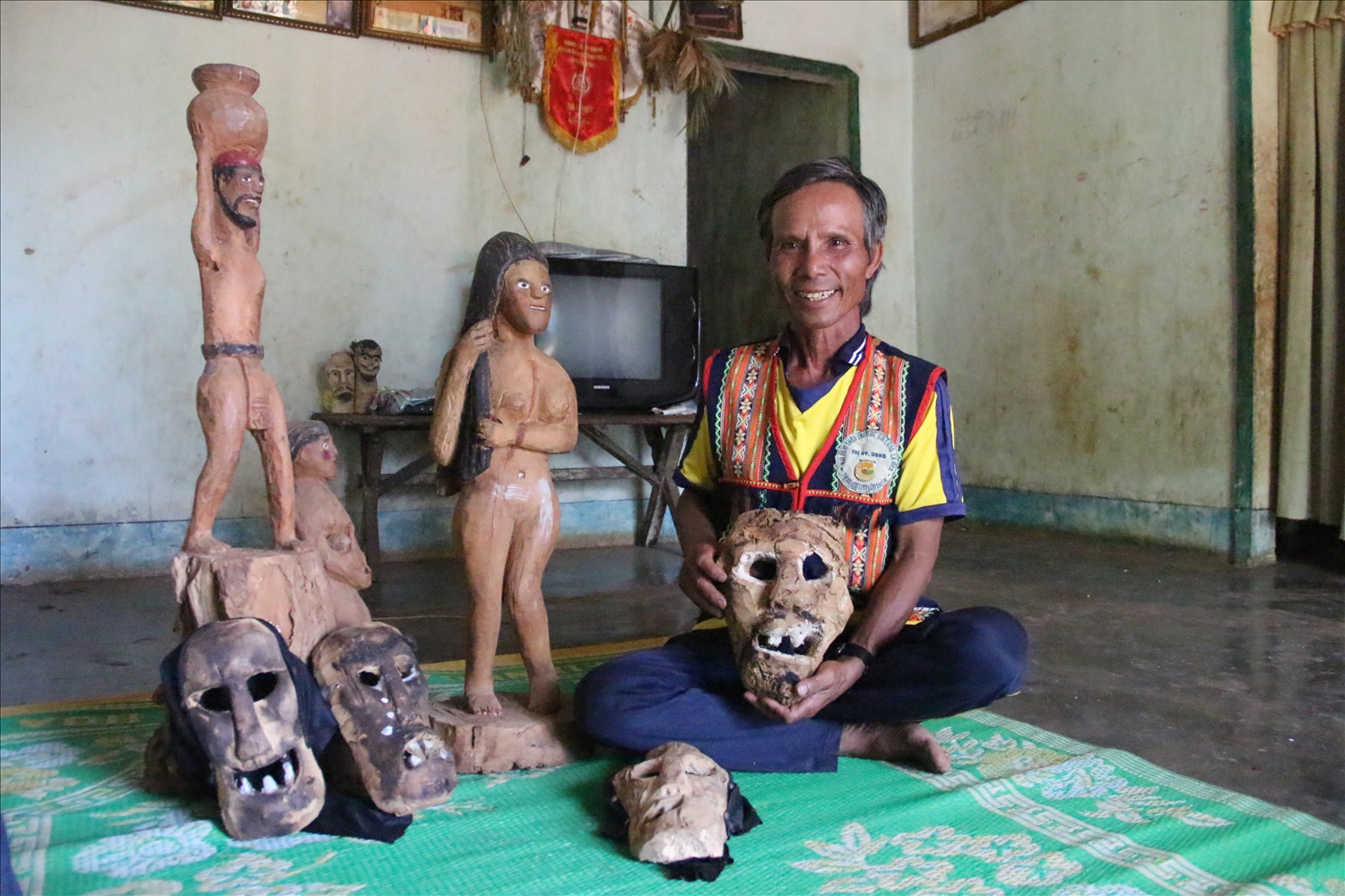 Nhiều năm qua, ông A Yứk đã miệt mài đục đẽo tượng nhà mồ, mặt nạ để phục vụ lễ hội và bảo tồn văn hóa dân tộc.
