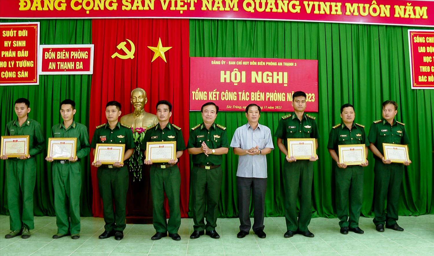 Lãnh đạo BĐBP tỉnh Sóc Trăng và Huyện ủy Cù Lao Dung trao khen thưởng cho các tập thể, cá nhân đồn Biên phòng An Thạnh 3, có thành tích tích xuất sắc trong phong trào thi đua quyết thắng năm 2023.