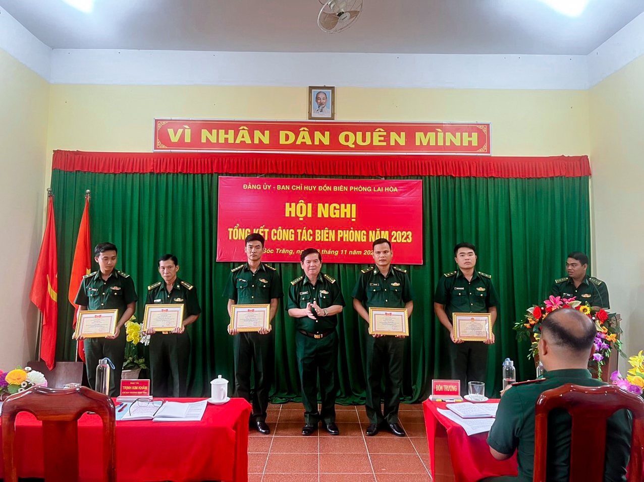 Đại tá Trịnh Kinh Khâm, Chỉ huy trưởng BĐBP tỉnh Sóc Trăng trao khen thưởng cho các tập thể, cá nhân đồn Biên phòng Lai Hòa, có thành tích tích xuất sắc trong phong trào thi đua quyết thắng năm 2023