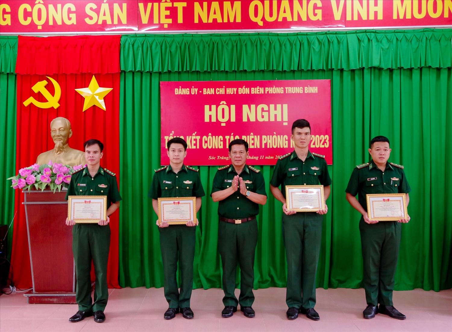 Đại tá Bùi Văn Bình, Phó Chỉ huy trưởng BĐBP tỉnh Sóc Trăng trao khen thưởng cho các tập thể, cá nhân đồn Biên phòng Trung Bình, có thành tích tích xuất sắc trong phong trào thi đua quyết thắng năm 2023