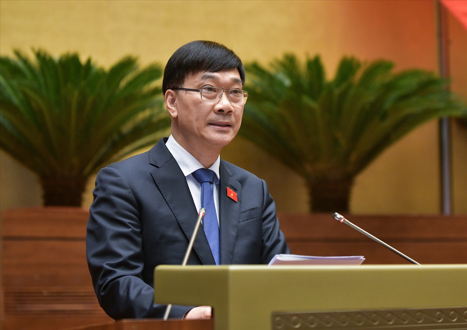 Chủ nhiệm Ủy ban Kinh tế của Quốc hội Vũ Hồng Thanh trình bày báo cáo 