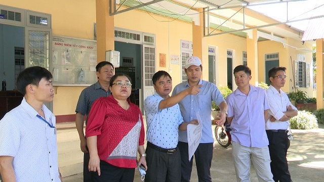 Bà Y Thanh (thứ 2 từ trái sang), Chủ tịch UBND huyện Đăk Glei kiểm tra thực tế việc triển khai xây dựng các công trình từ nguồn vốn đầu tư của Chương trình MTQG 1719