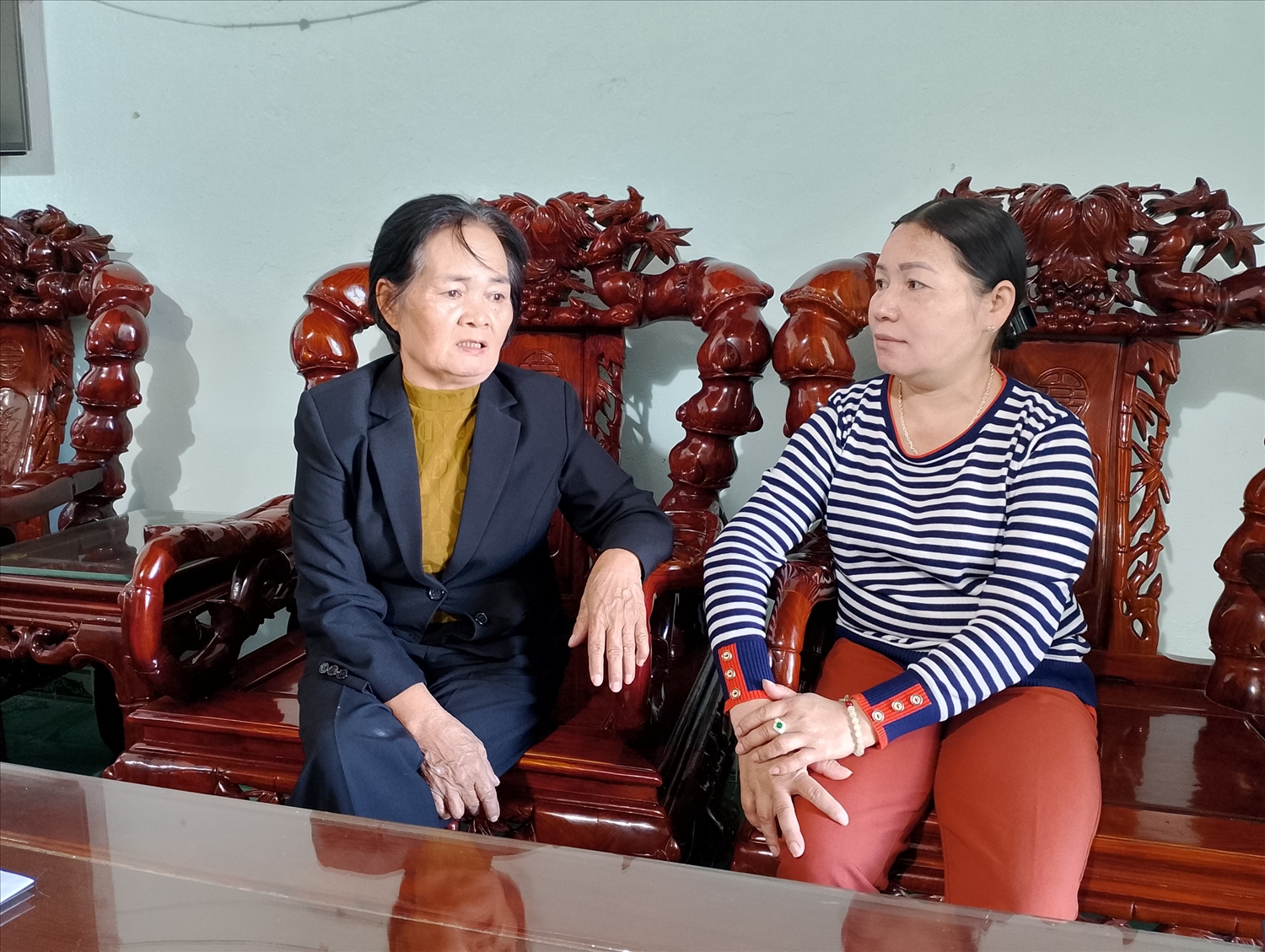 Bà Y Hương (bên trái), Người có uy tín ở thôn Đăk Xanh, thị trấn Đăk Glei luôn tích cực trong công tác tuyên truyền, vận động Nhân dân