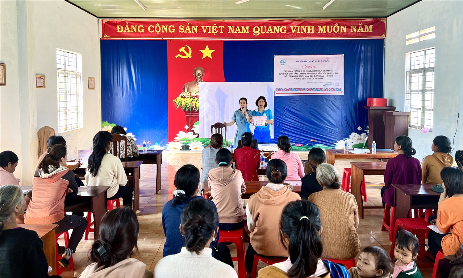  Lớp tập huấn trang bị kỹ năng, kiến thức chăm sóc sức khỏe sinh sản, làm mẹ an toàn cho phụ nữ DTTS tại huyện Chư Pưh