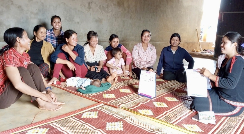 Những cô đỡ thôn bản đã trở thành bà “mụ” của bà mẹ và trẻ em vùng đồng bào DTTS 
