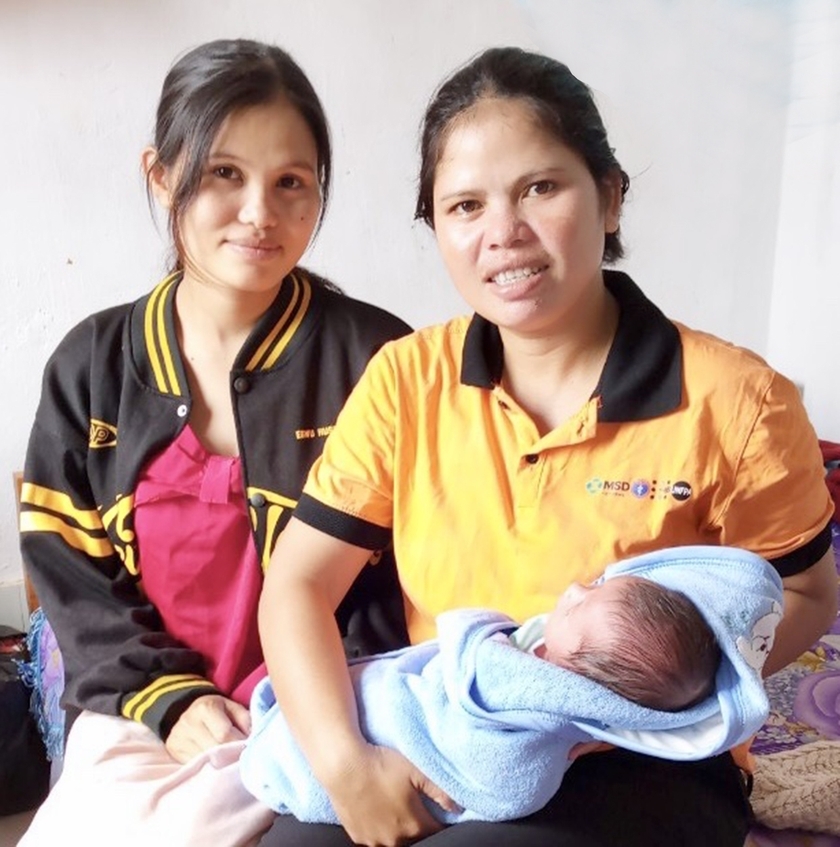 Cô đỡ H’Nhach (xã Đê Ar, huyện Mang Yang) đã giúp đỡ nhiều sản phụ sinh con an toàn tại nhà