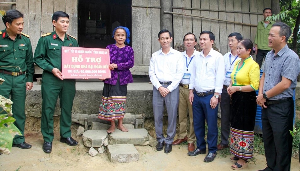 Lực lượng bộ đội vận động xây dựng nhà ở cho hộ nghèo ở bản Chiếng xã Hạnh Dịch huyện Quế Phong