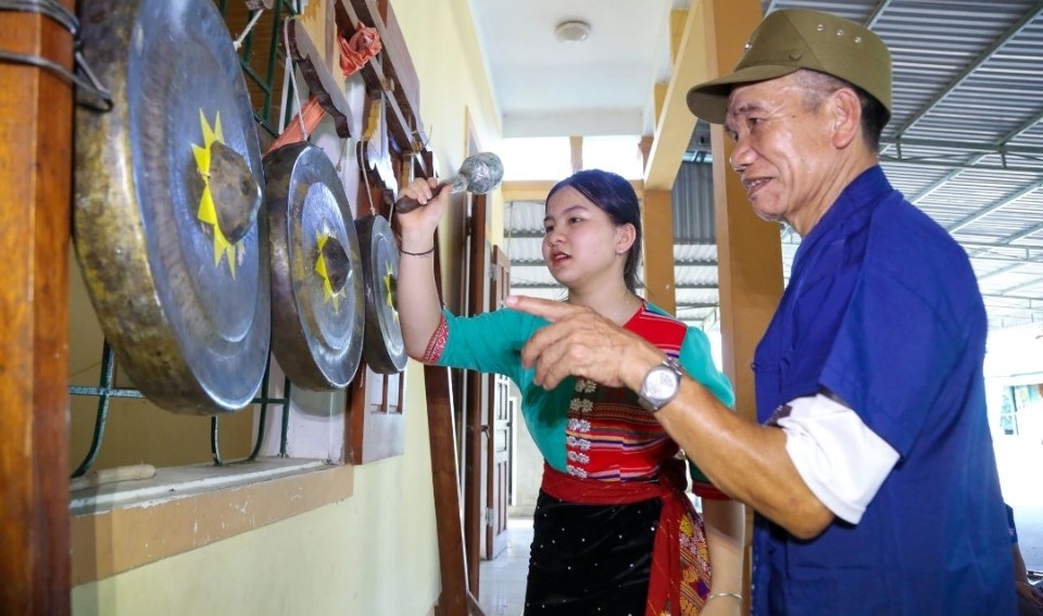 Người có uy tín trao truyền niềm đam mê với nhạc cụ dân tộc cho thế hệ trẻ để lan tỏa việc bản tồn bản sắc văn hóa