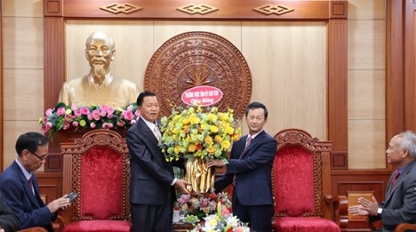 Đồng chí Bí thư Tỉnh ủy Kon Tum tặng hoa chúc mừng đồng chí Bí thư Tỉnh ủy, Tỉnh trưởng tỉnh Attapư