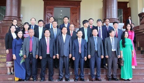 Các đồng chí lãnh đạo 2 tỉnh Kon Tum và Attapư chụp ảnh lưu niệm