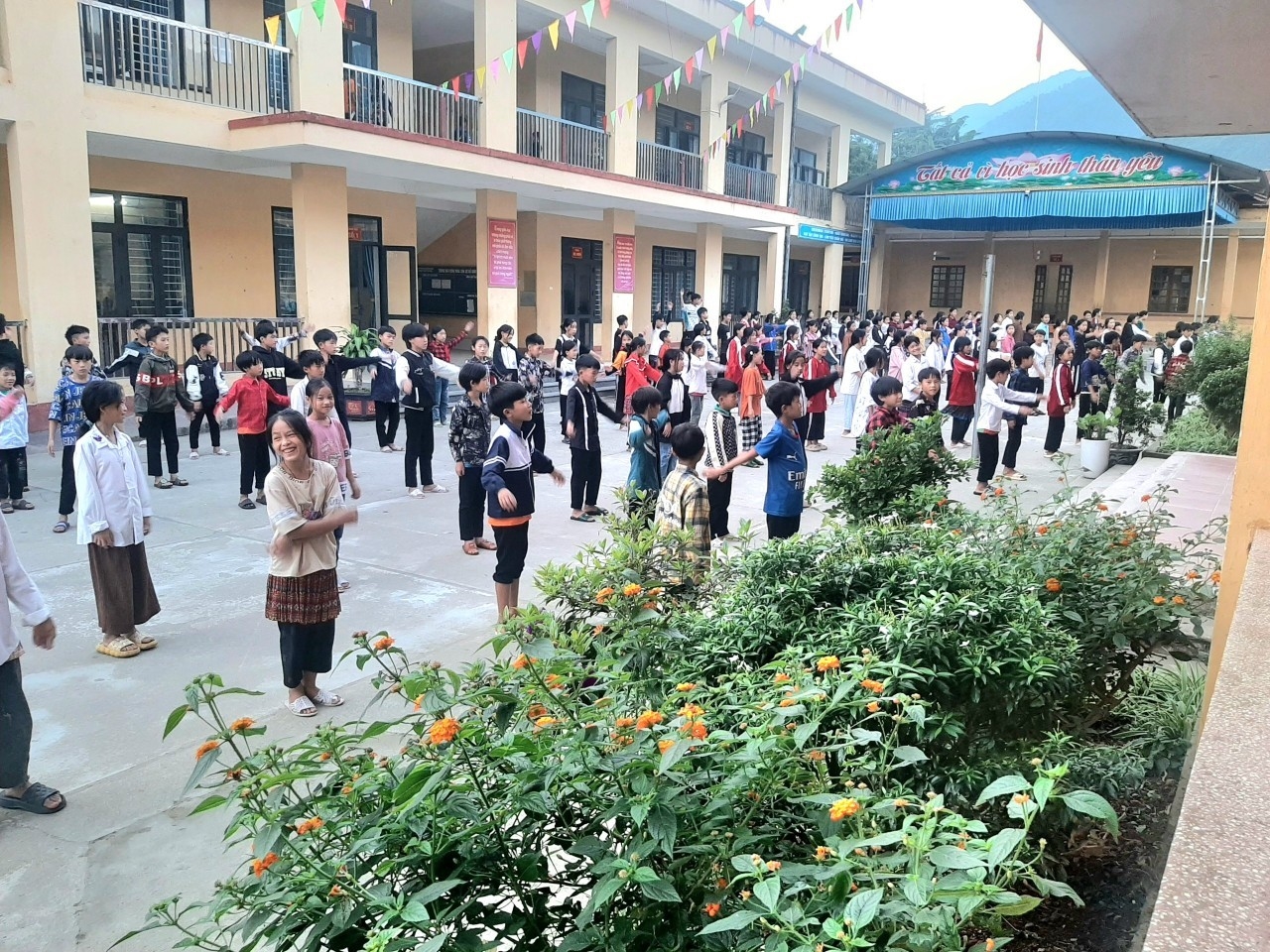 Trường Phổ thông Dân tộc Bán trú, THCS Cao Phạ, huyện Mù Căng Chải được đầu tư khang trang. Hiện nhà trường có 534 học sinh, trong đó có 532 học sinh là người DTTS