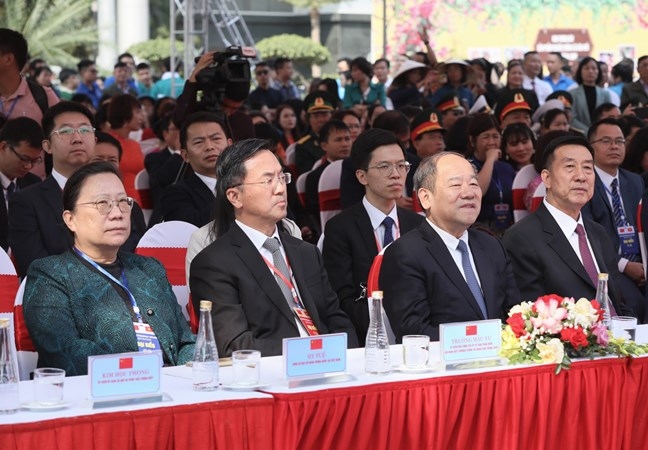 Đại biểu hai nước tham dự Ngày hội đại đoàn kết toàn dân tộc của thành phố Hạ Long (Ảnh Quang Vinh) 